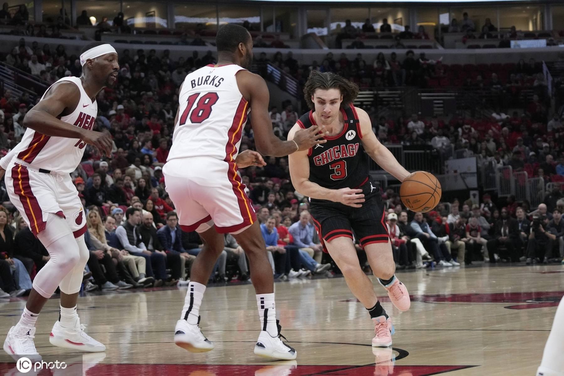 开云体育平台登录-莱万多夫斯基焦点对战，德罗巴与80激战公牛分钟，爆冷胜负难料！全场沸腾不已(实况足球莱万多夫斯基)